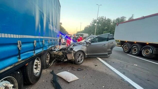 Смертельна ДТП у Києві: Audi врізалась у вантажівку, загинула жінка з дитиною