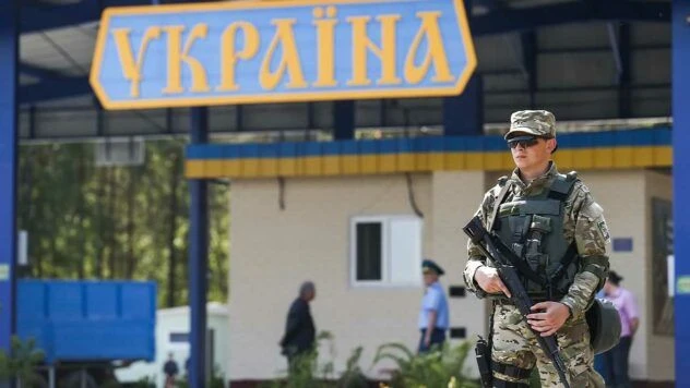 Українцям радять ставити штамп у паспорті під час виїзду за кордон: у чому причина
